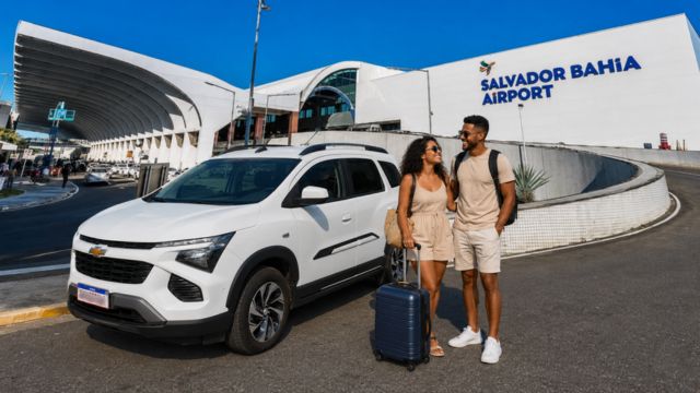 Caixas e móveis organizados na caçamba da pickup
